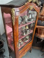 Antīka koka vitrīna ar intarsijām un bronzas detaļām — Luija XV stilā (Antique Louis XV Style Marquetry Vitrine Cabinet) (4984) - Image 23