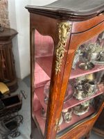 Antīka koka vitrīna ar intarsijām un bronzas detaļām — Luija XV stilā (Antique Louis XV Style Marquetry Vitrine Cabinet) (4984) - Image 24