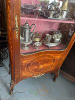 Antīka koka vitrīna ar intarsijām un bronzas detaļām — Luija XV stilā (Antique Louis XV Style Marquetry Vitrine Cabinet) (4984) - Image 21
