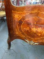Antīka koka vitrīna ar intarsijām un bronzas detaļām — Luija XV stilā (Antique Louis XV Style Marquetry Vitrine Cabinet) (4984) - Image 20