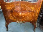 Antīka koka vitrīna ar intarsijām un bronzas detaļām — Luija XV stilā (Antique Louis XV Style Marquetry Vitrine Cabinet) (4984) - Image 19