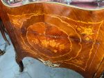 Antīka koka vitrīna ar intarsijām un bronzas detaļām — Luija XV stilā (Antique Louis XV Style Marquetry Vitrine Cabinet) (4984) - Image 15