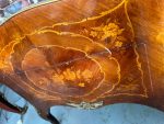 Antīka koka vitrīna ar intarsijām un bronzas detaļām — Luija XV stilā (Antique Louis XV Style Marquetry Vitrine Cabinet) (4984) - Image 16
