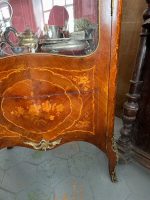 Antīka koka vitrīna ar intarsijām un bronzas detaļām — Luija XV stilā (Antique Louis XV Style Marquetry Vitrine Cabinet) (4984) - Image 17