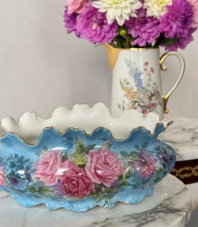 Porcelænskrukke med stor rosenbuket på blå baggrund — Art Nouveau