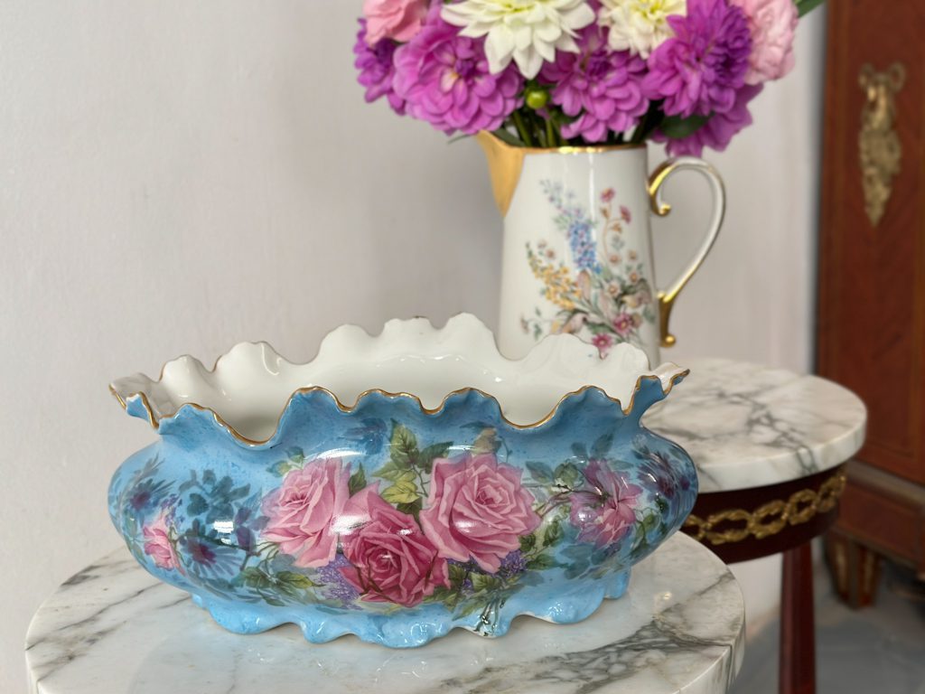 Porcelāna kašpo ar lielu rožu buketu uz zila fona — Art Nouveau / Vēlais Historicisms, Vācija vai Bohēmija, ap 1895.–1915. Porcelāna Kašpo ar Rožu Detalizāciju, Vidēja Izmēra (5113) - Image 1