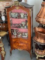 Antīka koka vitrīna ar intarsijām un bronzas detaļām — Luija XV stilā (Antique Louis XV Style Marquetry Vitrine Cabinet) (4984) - Image 4