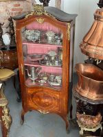 Antīka koka vitrīna ar intarsijām un bronzas detaļām — Luija XV stilā (Antique Louis XV Style Marquetry Vitrine Cabinet) (4984) - Image 5