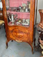 Antīka koka vitrīna ar intarsijām un bronzas detaļām — Luija XV stilā (Antique Louis XV Style Marquetry Vitrine Cabinet) (4984) - Image 11