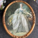 printa glezna ovalā, zelta krāsas rāmī, viegla pēc svara, vidēja izmēra (6681)