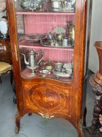 Antīka koka vitrīna ar intarsijām un bronzas detaļām — Luija XV stilā (Antique Louis XV Style Marquetry Vitrine Cabinet) (4984) - Image 18