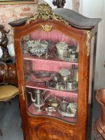 Antīka koka vitrīna ar intarsijām un bronzas detaļām — Luija XV stilā (Antique Louis XV Style Marquetry Vitrine Cabinet) (4984) - Image 22