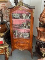 Antīka koka vitrīna ar intarsijām un bronzas detaļām — Luija XV stilā (Antique Louis XV Style Marquetry Vitrine Cabinet) (4984) - Image 3