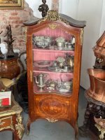 Antīka koka vitrīna ar intarsijām un bronzas detaļām — Luija XV stilā (Antique Louis XV Style Marquetry Vitrine Cabinet) (4984) - Image 2