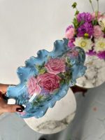 Porcelāna kašpo ar lielu rožu buketu uz zila fona — Art Nouveau / Vēlais Historicisms, Vācija vai Bohēmija, ap 1895.–1915. Porcelāna Kašpo ar Rožu Detalizāciju, Vidēja Izmēra (5113) - Image 2