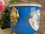 Porcelāna Kašpo, Puķu Pods ar Zelta Krāsas Galvām un Ziedu Detalizācija (3246) - Image 7