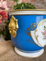 Porcelāna Kašpo, Puķu Pods ar Zelta Krāsas Galvām un Ziedu Detalizācija (3246) - Image 5