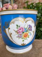 Porcelāna Kašpo, Puķu Pods ar Zelta Krāsas Galvām un Ziedu Detalizācija (3246) - Image 6
