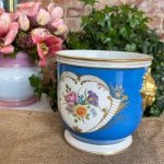 Porcelāna Kašpo, Puķu Pods ar Zelta Krāsas Galvām un Ziedu Detalizācija (3246)