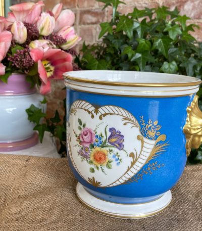 Porcelænskrukke med guldfarvede hoveder og blomsterdetaljer (3246)