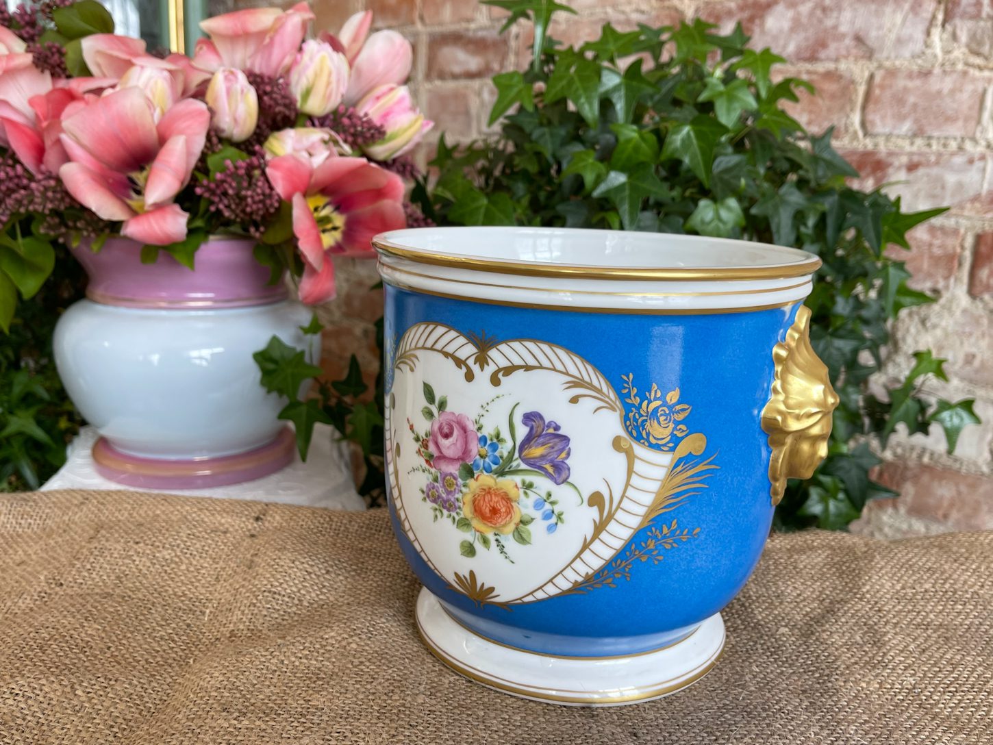 Porcelāna Kašpo, Puķu Pods ar Zelta Krāsas Galvām un Ziedu Detalizācija (3246) - Image 1