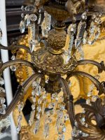 Grezna antīka bronzēta misiņa un kristālu astoņu spuldžu lustra ar eņģeļu figūrām — baroka stilā, (Antique baroque brass and crystal eight arm chandelier with angels) (5846) - Image 13