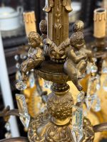 Grezna antīka bronzēta misiņa un kristālu astoņu spuldžu lustra ar eņģeļu figūrām — baroka stilā, (Antique baroque brass and crystal eight arm chandelier with angels) (5846) - Image 12