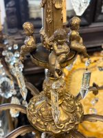 Grezna antīka bronzēta misiņa un kristālu astoņu spuldžu lustra ar eņģeļu figūrām — baroka stilā, (Antique baroque brass and crystal eight arm chandelier with angels) (5846) - Image 11