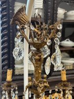 Grezna antīka bronzēta misiņa un kristālu astoņu spuldžu lustra ar eņģeļu figūrām — baroka stilā, (Antique baroque brass and crystal eight arm chandelier with angels) (5846) - Image 14