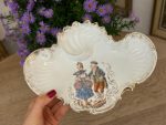 Ekskluzīvs antīks Sèvres stila porcelāna un apzeltītas bronzas trauks "Galantā aina" — Francija, ap 1900. gadu (Belle Époque periods)(6146) - Image 2