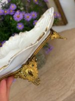 Ekskluzīvs antīks Sèvres stila porcelāna un apzeltītas bronzas trauks "Galantā aina" — Francija, ap 1900. gadu (Belle Époque periods)(6146) - Image 3