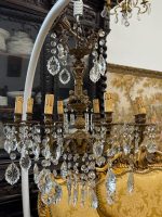 Grezna antīka bronzēta misiņa un kristālu astoņu spuldžu lustra ar eņģeļu figūrām — baroka stilā, (Antique baroque brass and crystal eight arm chandelier with angels) (5846) - Image 4