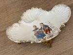 Ekskluzīvs antīks Sèvres stila porcelāna un apzeltītas bronzas trauks "Galantā aina" — Francija, ap 1900. gadu (Belle Époque periods)(6146) - Image 5