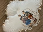 Ekskluzīvs antīks Sèvres stila porcelāna un apzeltītas bronzas trauks "Galantā aina" — Francija, ap 1900. gadu (Belle Époque periods)(6146) - Image 9