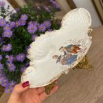Ekskluzīvs antīks Sèvres stila porcelāna un apzeltītas bronzas trauks "Galantā aina" — Francija, ap 1900. gadu (Belle Époque periods)(6146)