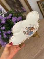 Ekskluzīvs antīks Sèvres stila porcelāna un apzeltītas bronzas trauks "Galantā aina" — Francija, ap 1900. gadu (Belle Époque periods)(6146)