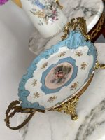 Porcelāna Trauks ar Greznu Bronzas Detalizāciju, Vidēja Izmēra (5110) - Image 2