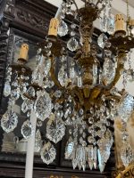 Grezna antīka bronzēta misiņa un kristālu astoņu spuldžu lustra ar eņģeļu figūrām — baroka stilā, (Antique baroque brass and crystal eight arm chandelier with angels) (5846) - Image 10