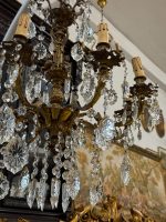 Grezna antīka bronzēta misiņa un kristālu astoņu spuldžu lustra ar eņģeļu figūrām — baroka stilā, (Antique baroque brass and crystal eight arm chandelier with angels) (5846) - Image 5