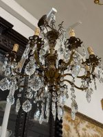 Grezna antīka bronzēta misiņa un kristālu astoņu spuldžu lustra ar eņģeļu figūrām — baroka stilā, (Antique baroque brass and crystal eight arm chandelier with angels) (5846) - Image 3