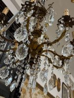 Grezna antīka bronzēta misiņa un kristālu astoņu spuldžu lustra ar eņģeļu figūrām — baroka stilā, (Antique baroque brass and crystal eight arm chandelier with angels) (5846) - Image 6
