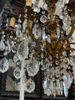 Grezna antīka bronzēta misiņa un kristālu astoņu spuldžu lustra ar eņģeļu figūrām — baroka stilā, (Antique baroque brass and crystal eight arm chandelier with angels) (5846) - Image 7
