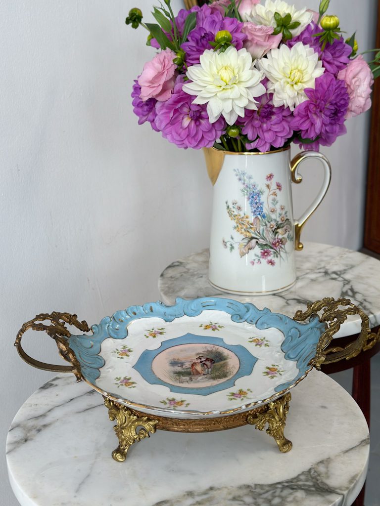 Porcelāna Trauks ar Greznu Bronzas Detalizāciju, Vidēja Izmēra (5110) - Image 1