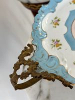 Porcelāna Trauks ar Greznu Bronzas Detalizāciju, Vidēja Izmēra (5110) - Image 12