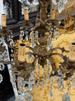 Grezna antīka bronzēta misiņa un kristālu astoņu spuldžu lustra ar eņģeļu figūrām — baroka stilā, (Antique baroque brass and crystal eight arm chandelier with angels) (5846) - Image 9