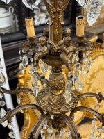 Grezna antīka bronzēta misiņa un kristālu astoņu spuldžu lustra ar eņģeļu figūrām — baroka stilā, (Antique baroque brass and crystal eight arm chandelier with angels) (5846) - Image 20