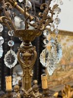 Grezna antīka bronzēta misiņa un kristālu astoņu spuldžu lustra ar eņģeļu figūrām — baroka stilā, (Antique baroque brass and crystal eight arm chandelier with angels) (5846) - Image 21