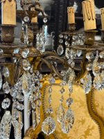 Grezna antīka bronzēta misiņa un kristālu astoņu spuldžu lustra ar eņģeļu figūrām — baroka stilā, (Antique baroque brass and crystal eight arm chandelier with angels) (5846) - Image 22