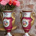 Ampīra Stila, Porcelāna Vāzes Sarkanā Krāsā ar Ziedu Motīviem, Vidēja Izmēra, Pieejamas 2gab (5479)