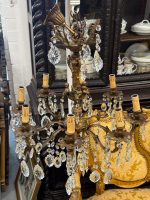 Grezna antīka bronzēta misiņa un kristālu astoņu spuldžu lustra ar eņģeļu figūrām — baroka stilā, (Antique baroque brass and crystal eight arm chandelier with angels) (5846) - Image 2